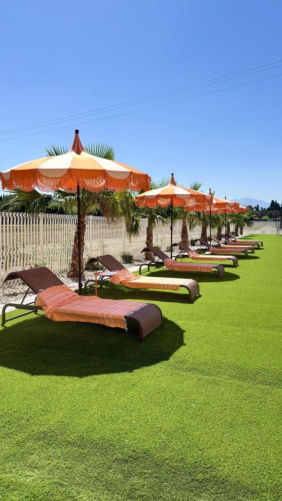 Le jardin, transats et parasols