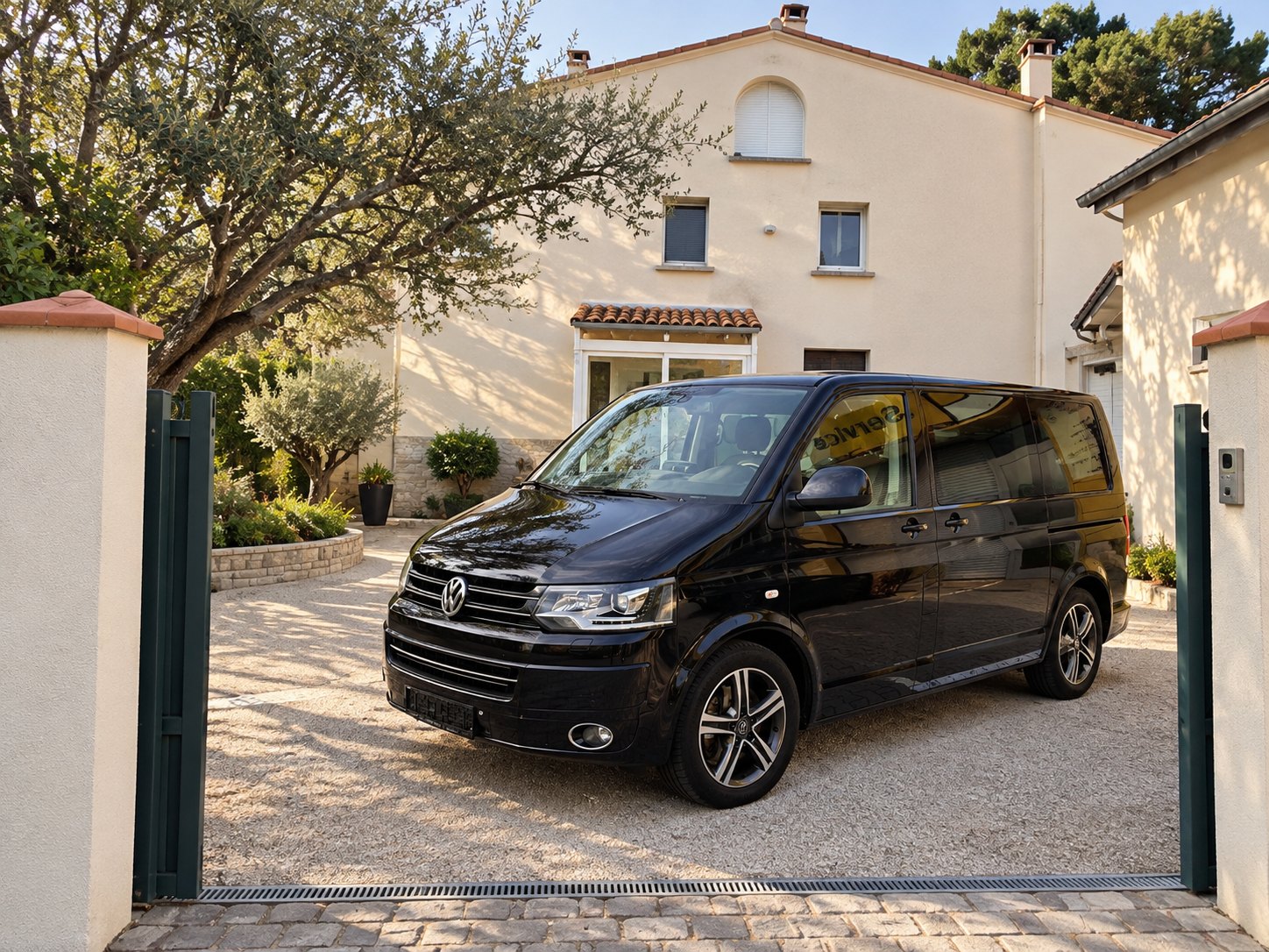 Le Volkswagen 7 places de la Maison Maën devant la maison
